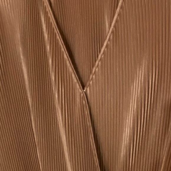 CUPSHE - NWT - SIZE LARGE - BRONZE / ROSE GOLD FAUX WRAP SLINKY BLOUSE TOP B15‎ - Picture 8 of 10